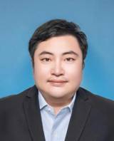 穿着西装笔挺的男子描述已自动生成