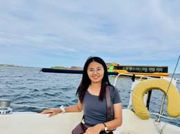 女人站在船上描述已自动生成